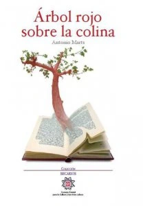 Árbol rojo sobre la colina