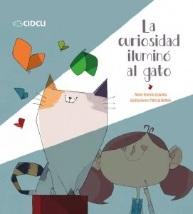 La curiosidad iluminó al gato