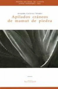 Apilados cráneos de mamut de piedra