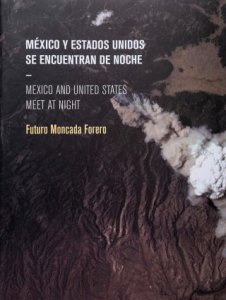 México y Estados Unidos se encuentran de noche ; Mexico and United States meet at night