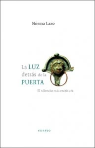 La luz detrás de la puerta : el silencio en la escritura