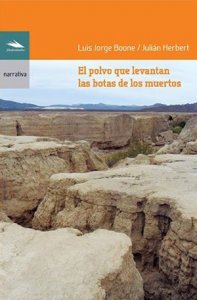 El polvo que levantan las botas de los muertos