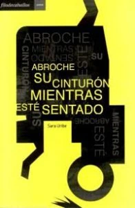 Abroche su cinturón mientras esté sentado