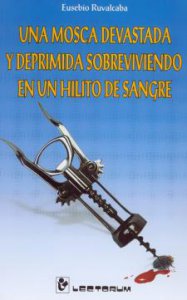 Una mosca devastada y deprimida sobreviviendo en un hilito de sangre
