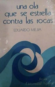 Una ola que se estrella contra las rocas